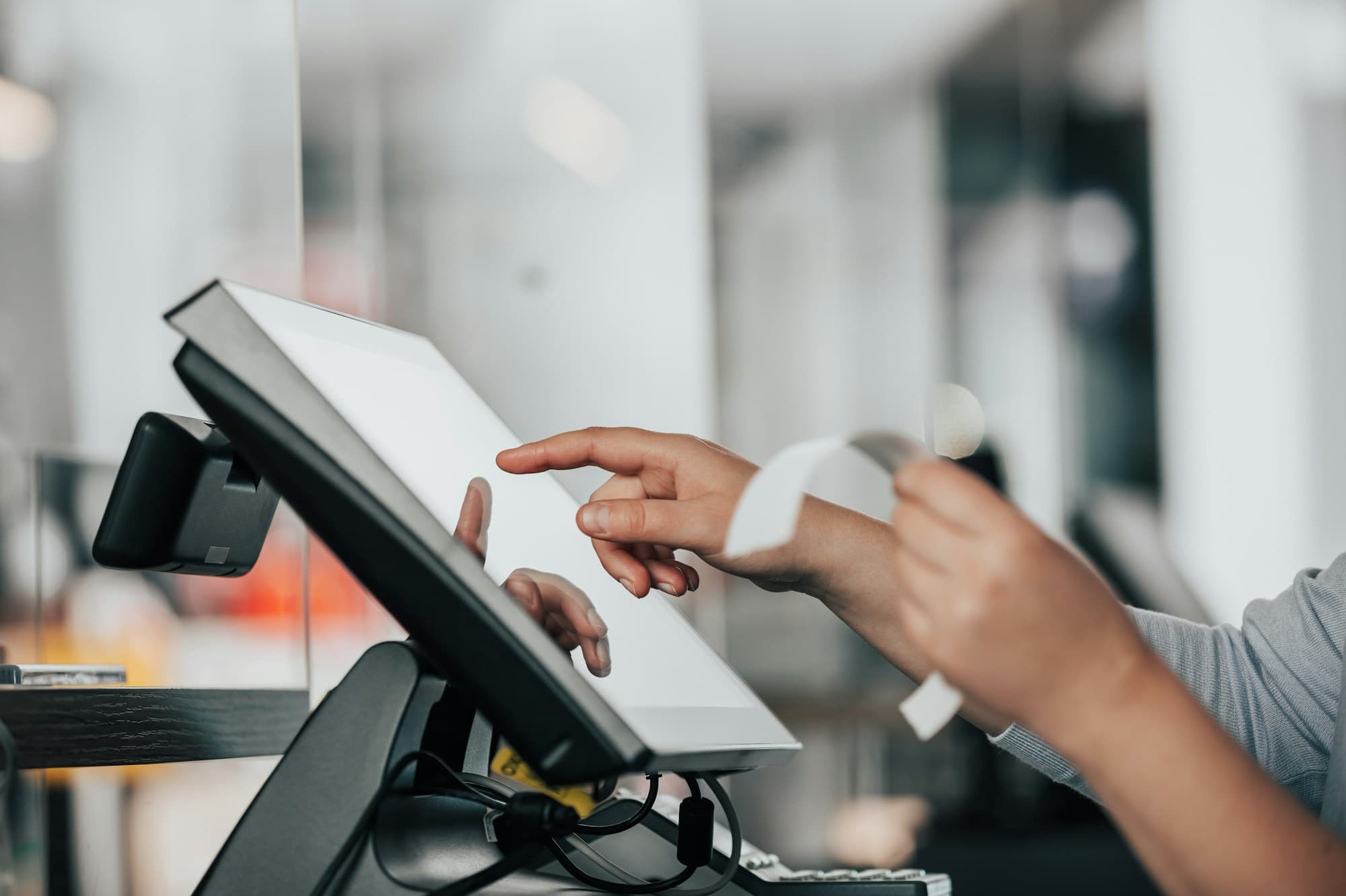 Mobile POS terminal and stationary tablet in use